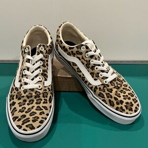 Vans Women's Ward Low-Top Leopard Print Sneakers in Black and White Size 9